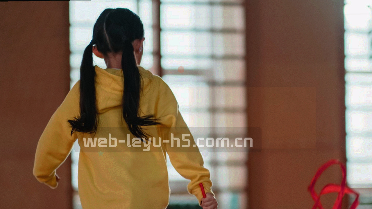 角旗区附近的近景镜头，边裁与球员身影从画面一侧掠过